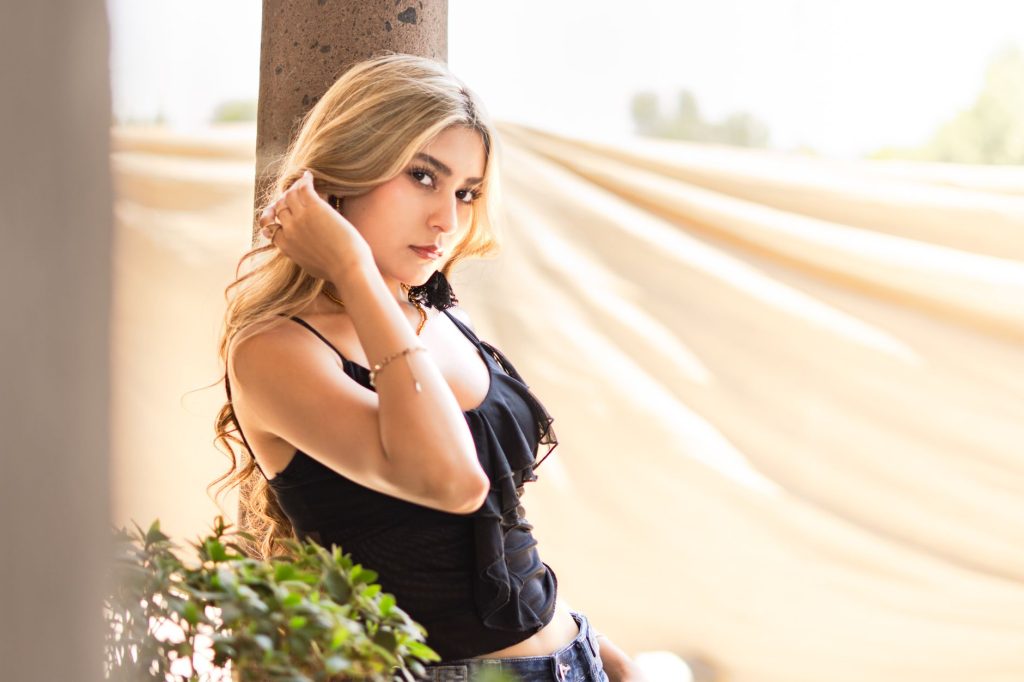 Elegant woman in a black top posing outdoors in Santiago de Querétaro, Mexico. — Cindy Miranda