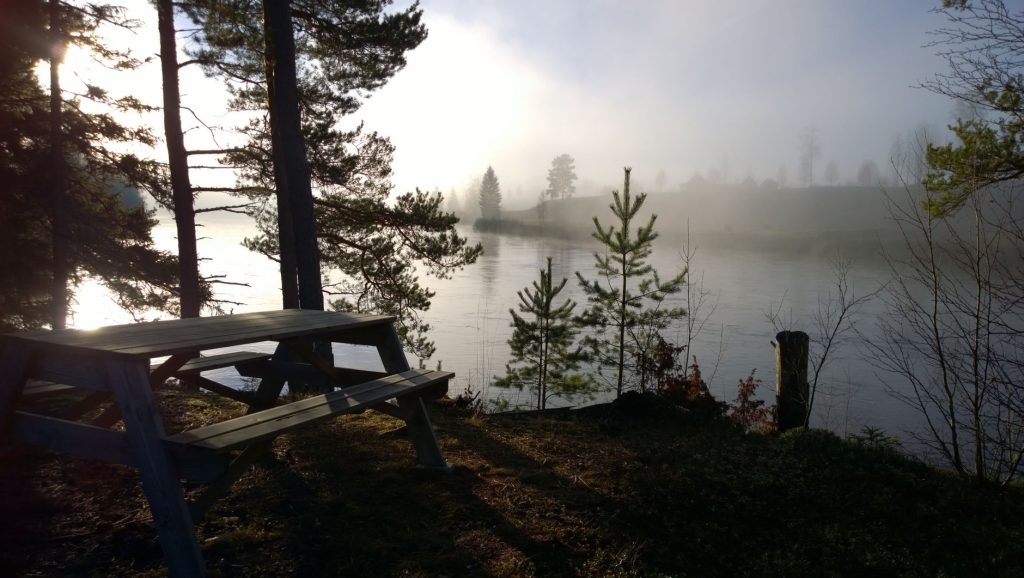 Tranquil lakeside scene with fog and bench in Dalarna, Sweden. — Kantotan