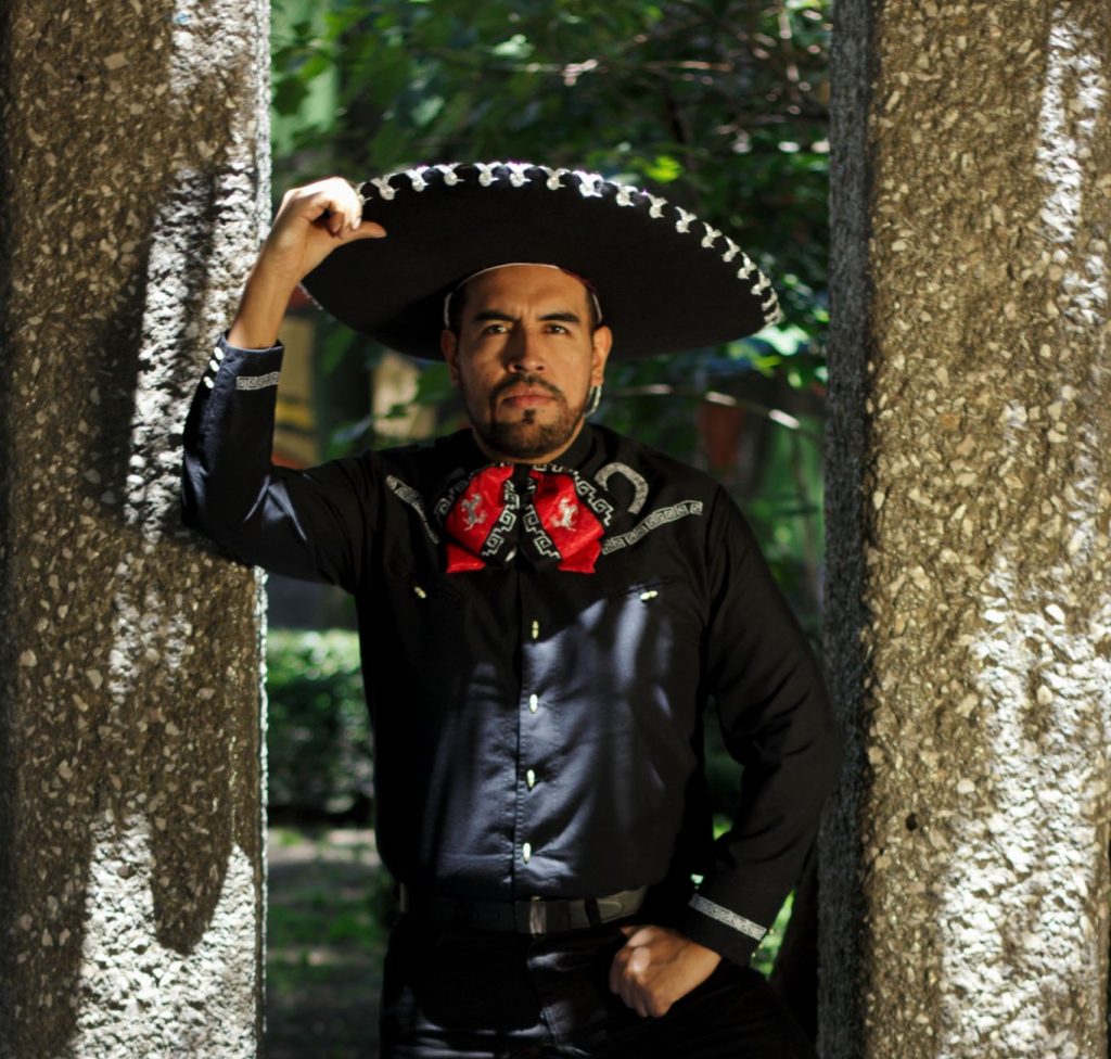 Portrait of a man in traditional Mexican attire and sombrero standing outdoors. — Kantotero