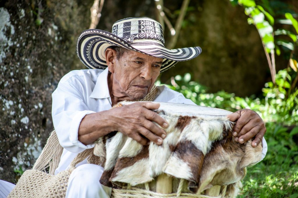 Elderly man wearing a traditional hat, holding a folkloric drum in Ovejas, Colombia. — Kantotero