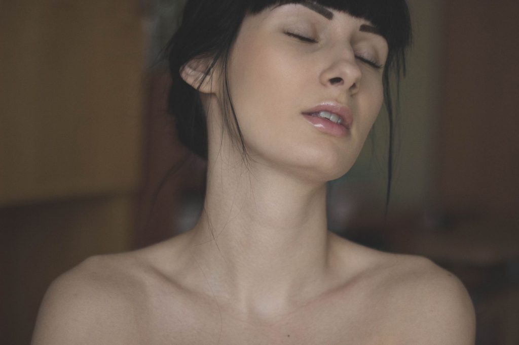 Close-up portrait of a woman with closed eyes, showcasing natural beauty and elegance. — Katorsex.con