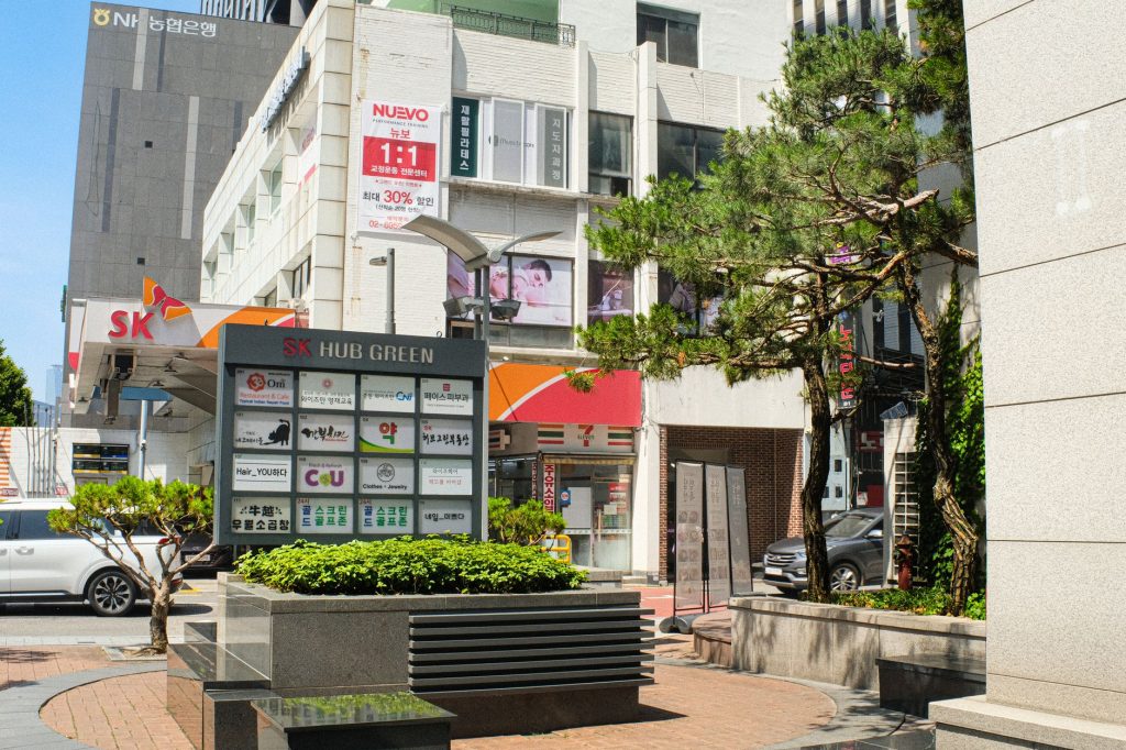 Bright and bustling urban scene in Seoul, showcasing modern architecture and greenery. — Purn Hub