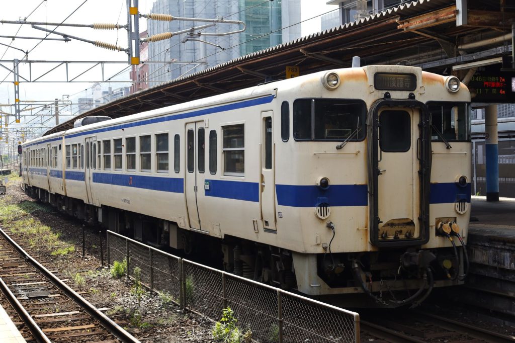 A classic KiHa 47 diesel train awaits departure at Kitakyushu station, Japan. — Rctd 404