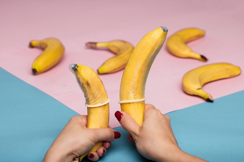 Creative display of bananas with condoms on pastel background, promoting safe sex. — Sex Vedio