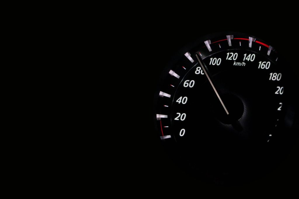 Speedometer reading showing speed in km/h on a dark background. — Wpit18 Dashboard