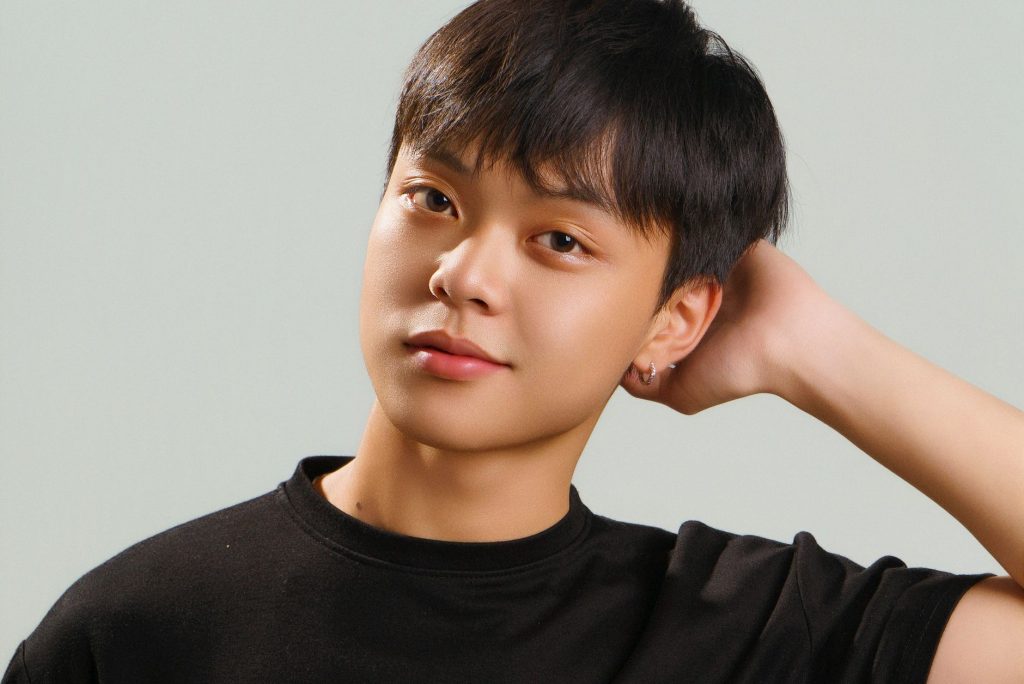 Studio portrait of a young Asian male model in a black t-shirt with a casual pose. — Yujizz